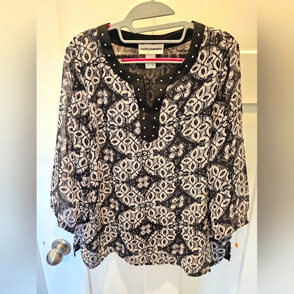 Cathy Daniels Black White Floral Tunic Top L Stud Neckline 3/4 Sleeve Blouse